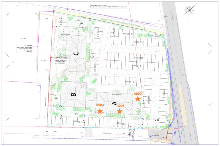 Plan de site avec des bâtiments, des places de parking et des espaces verts.